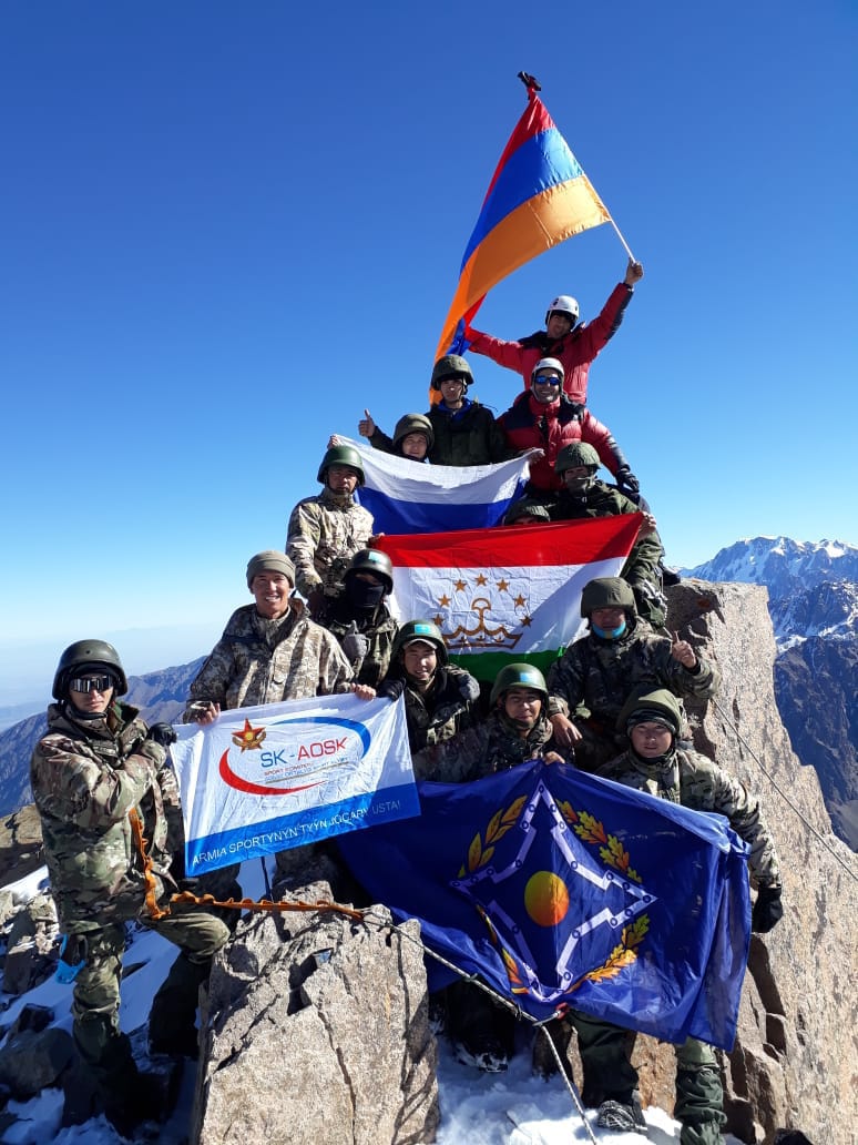 Военные разведчики водрузили флаг ОДКБ на вершину пика Нурсултан в Казахстане