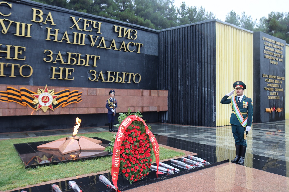 Delegation of servicemen of the CSTO member states in Dushanbe honored the memory of soldiers-heroes of the Great Patriotic War and laid flowers at the “Eternal Flame” memorial